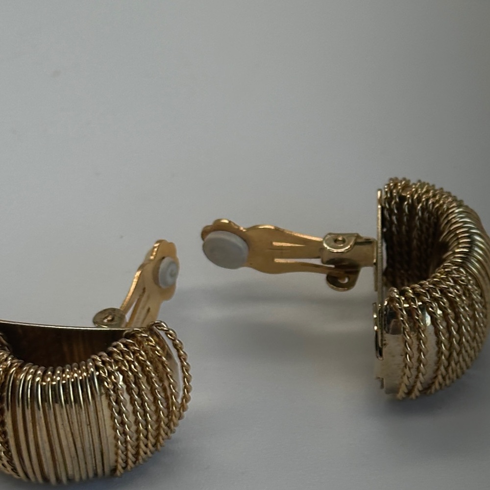 1950s Italian Style, Norma Jean Old Hollywood Gold wire style Clip-on Earrings - Picture 9 of 12